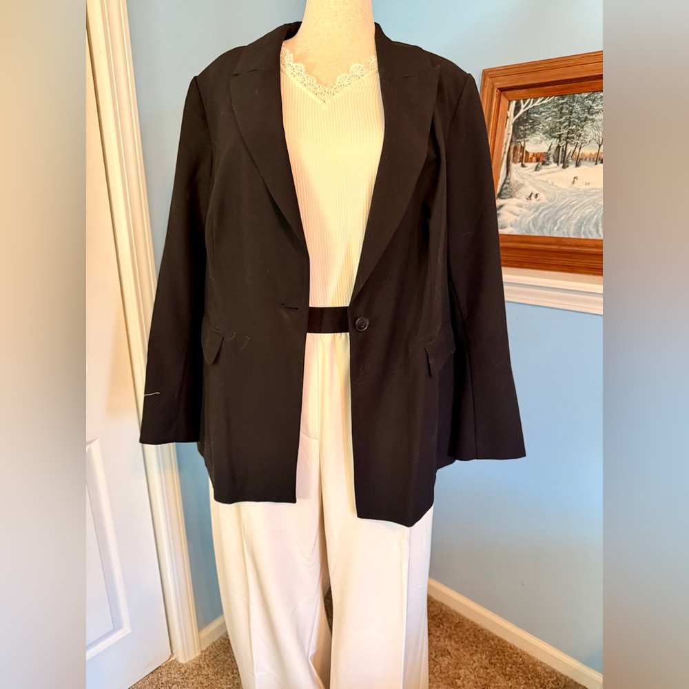✨ Classic Chic Blazer – NWT ✨ - Picture 4 of 10
